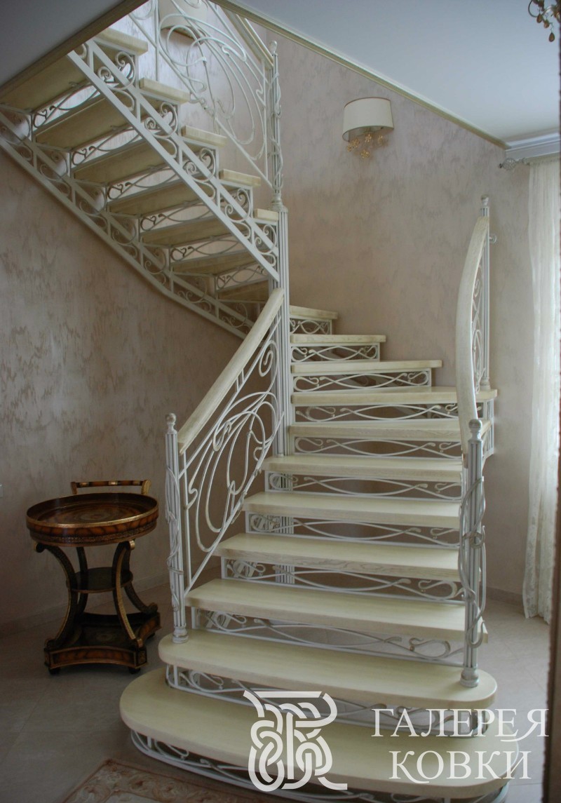 Лестница с белой ковкой
