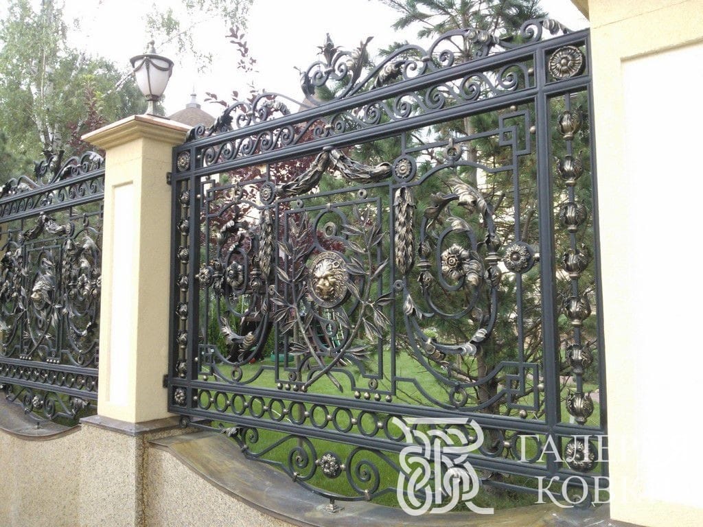 кованый забор в романском стиле