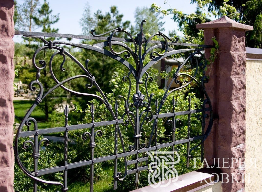 кованый забор в готическом стиле